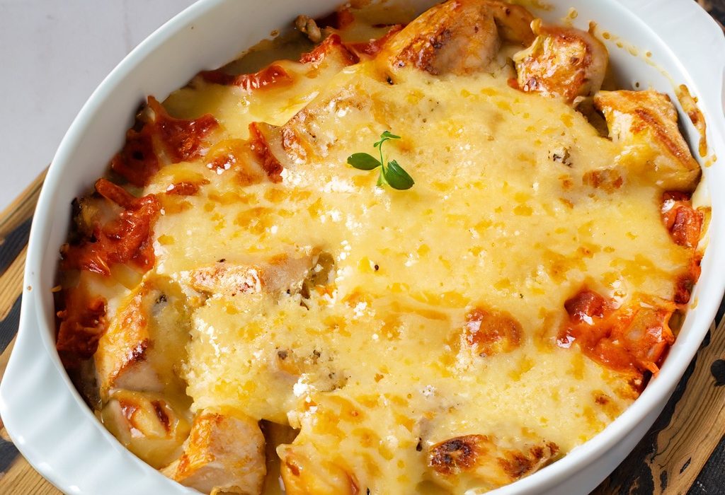 Firefly plat de poulet gratiné au fromage avec paprika et moutarde 75046 © Adobe Firefly / Jura Tourisme