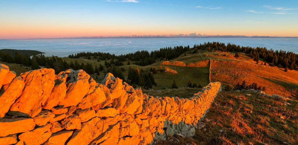 Murger et vue sur les Alpes en haut de la Dôle