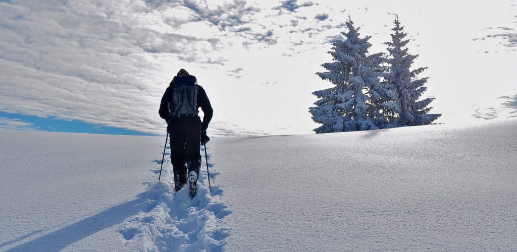 Randonneur en raquette dans le Grandvaux © Jack Carrot/Jura Tourisme
