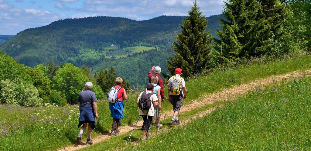 Groupe de randonneurs dans le Haut-Jura © Jack Carrot/Jura Tourisme