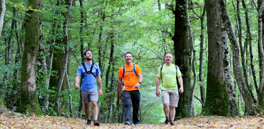 juratourisme_10722_a5 Randonneurs en forêt de Chaux © Vincent Gaudin/Jura Tourisme