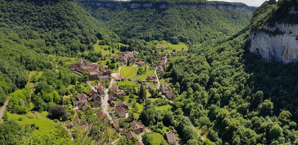 Vue sur Baume-les-Messieurs et la reculée depuis le belvédère de Granges-sur-Baume © Jura Tourisme