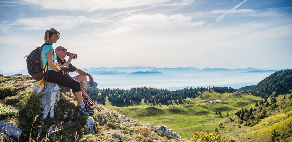 Randonneurs au sommet de la Dôle © Benjamin Becker/Jura Tourisme