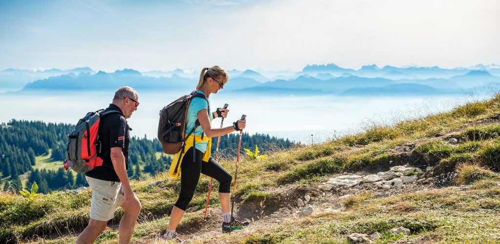Randonneurs au sommet de la Dôle sur l’Échappée Jurassienne Franco-Suisse © Benjamin Becker/Jura Tourisme