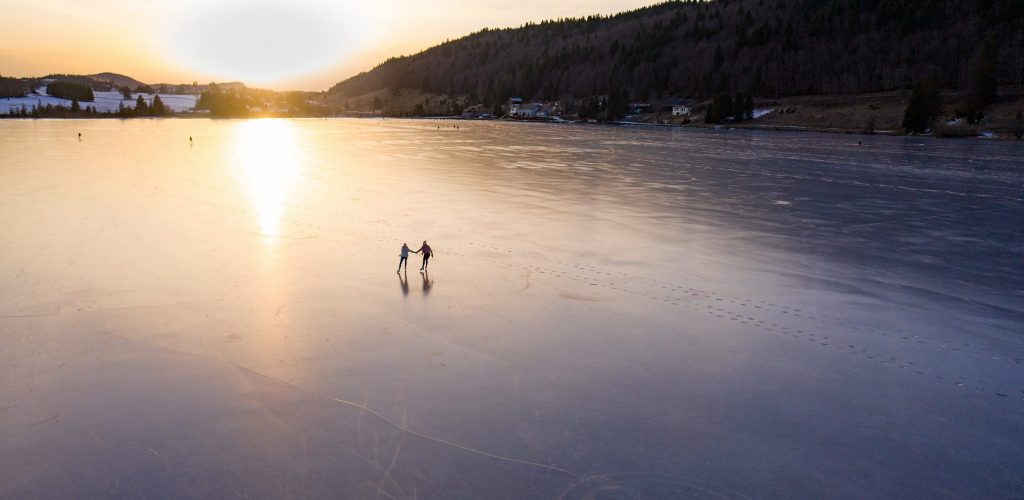 Patin à glace sur le lac des Rousses © UpDrone/Jura Tourisme