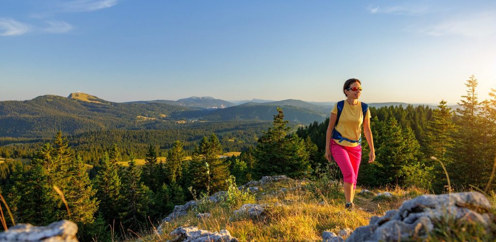 Randonneuse dans le Haut-Jura © Stéphane Godin/Jura Tourisme