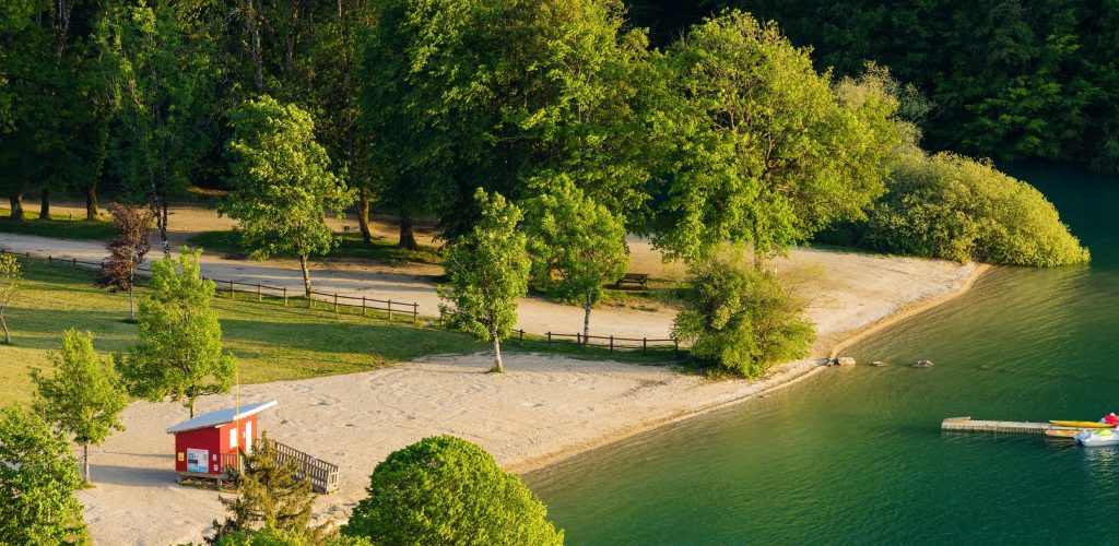 Plage sud lac de Chalain © Stéphane Godin / Jura Tourisme