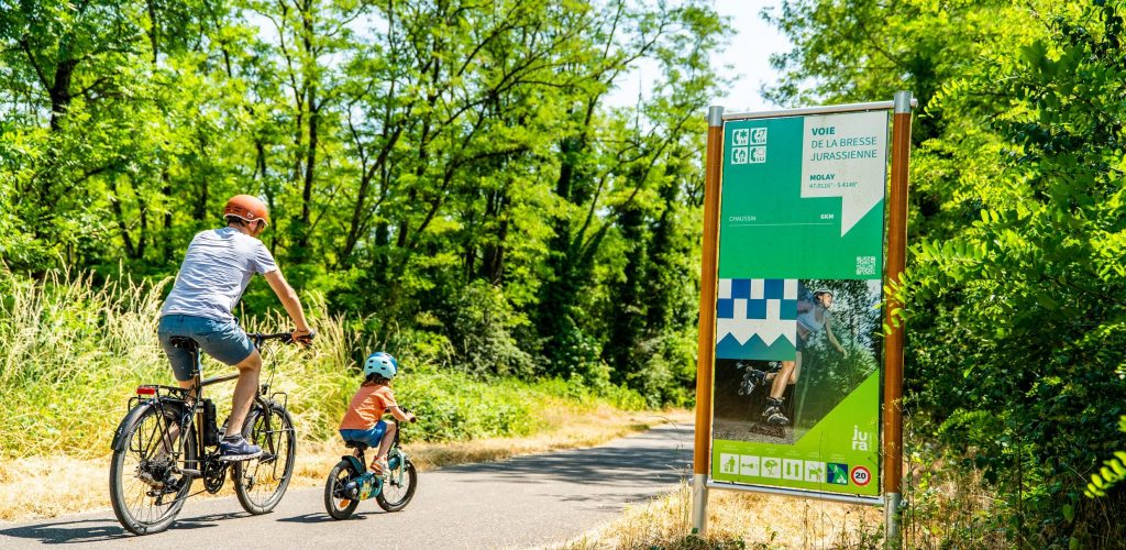 Famille en vélo sur la voie de la Bresse Jurassienne © Lilian Menetrier/Jura Tourisme