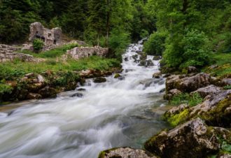 Cascade et reculée de la Frasnée