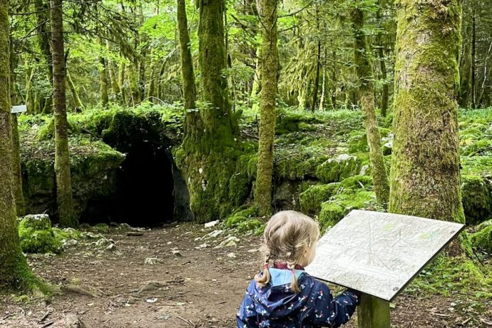 ©Léa.Blondeau_Sentierkarstique_Malrochers_enfant(printemps2024)