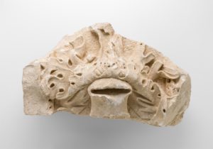 Sculpture de heaume de chevalier, château de Chaux-des-Crotenay (Jura)