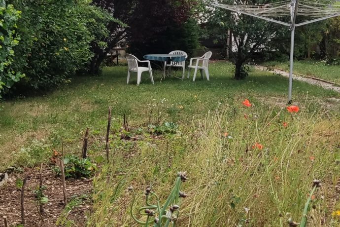 La maison vue du jardin