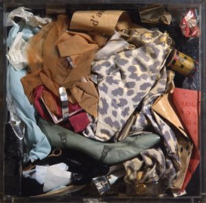 Arman, Portrait-robot d’Iris Clert, boîte et divers objets, 41 x 42 cm, 1961