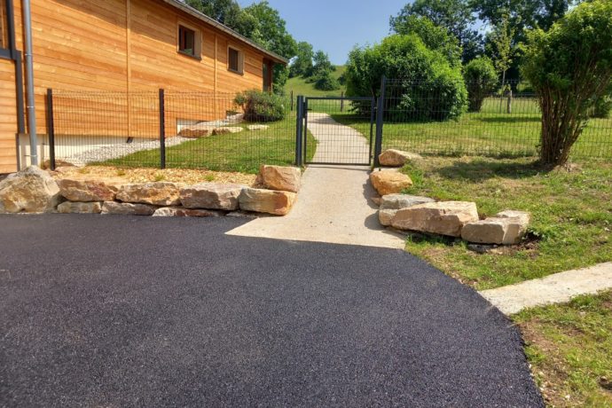 Parking et entrée jardin cloturé