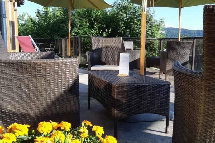 Terrasse côté restaurant