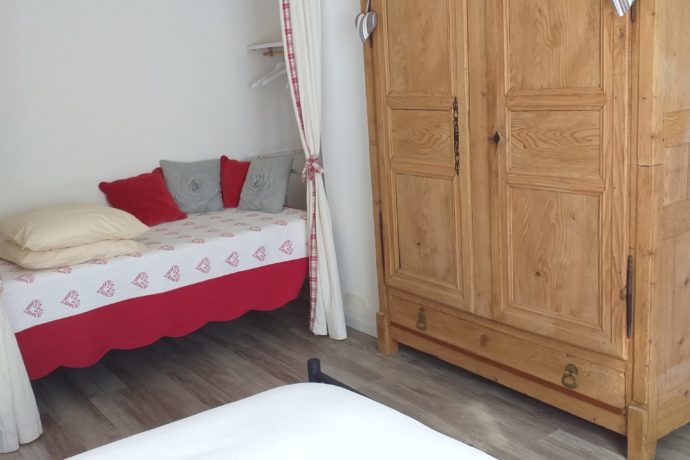 La chambre , le lit de 90 cm .