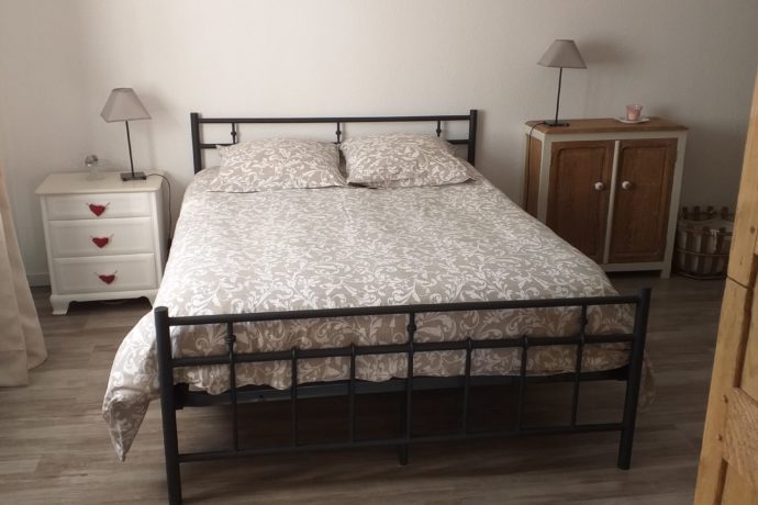 La chambre , le lit de 140 cm .