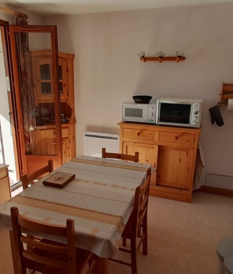 Le Chazar – Studio en résidence – R412COM00