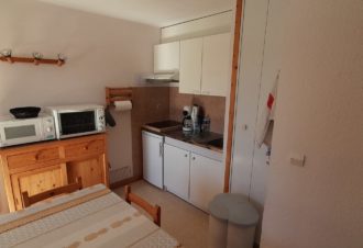 Le Chazar – Studio en résidence – R412COM00