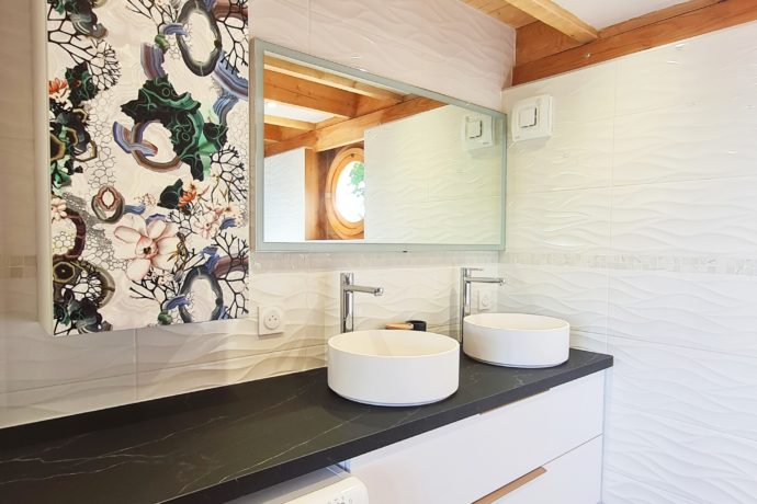 Salle d&rsquo;eau avec lave-linge