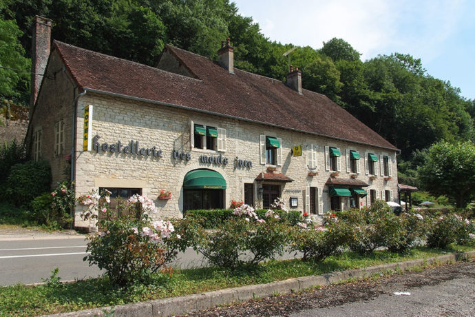 HÔTEL RESTAURANT – HOSTELLERIE DES MONTS JURA_1