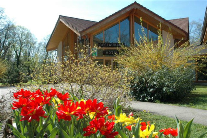 hotel restaurant le bois dormant, fleurs, parc arboré, jura, été, terrasse