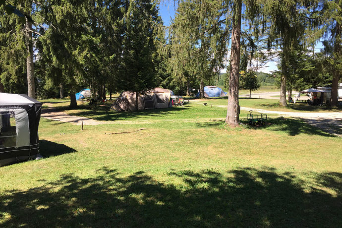 Camping du Bugnon : Camping tranquille avec emplacements à l’ombre