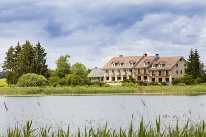 Le lac de l’Abbaye et l’hôtel-restaurant Lou Granva