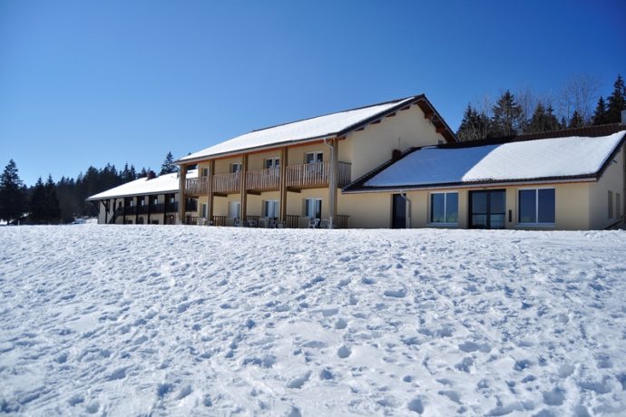 l’hiver dans le Haut-Jura : classes de neige, séjours sportifs à la Maison de Tr