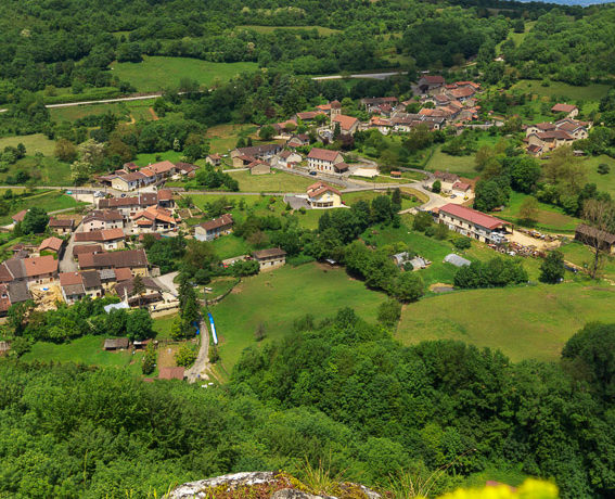 Vue sur le village de Montagna-le-Reconduit depuis le belvédère