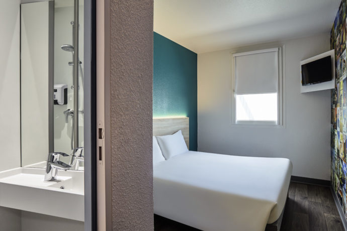 HotelF1 Dole chambre double avec salle de bain et climatisation