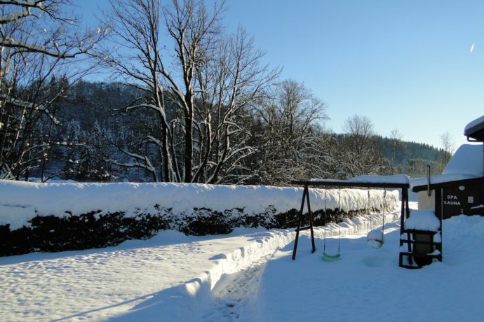 Jardin enneigé du gîte en hiver