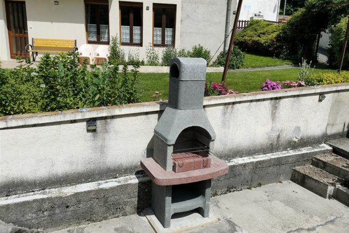 Terrasse : barbecue.
