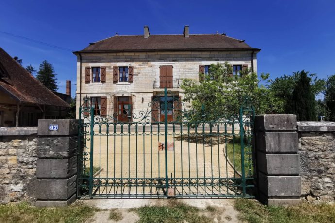 Bienvenue à la maison, pour vous garer c’est simple, poussez le portail et mettez vous dans la cour