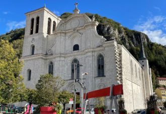 Le double banc rouge grandeur nature