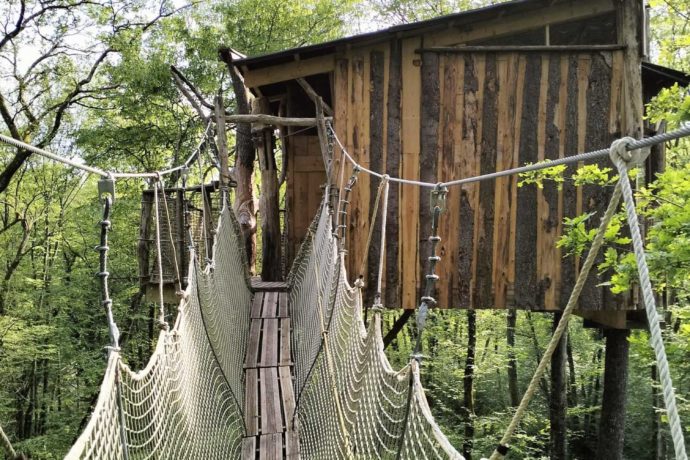 Cabanes du bois clair Trappeur pont de singe
