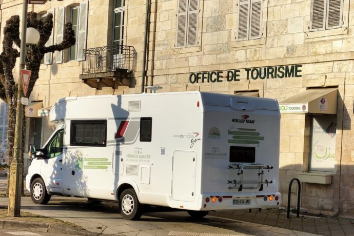 Marisa devant l&rsquo;Office du Tourisme de Dole