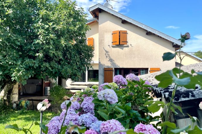 Devanture maison avec jardin