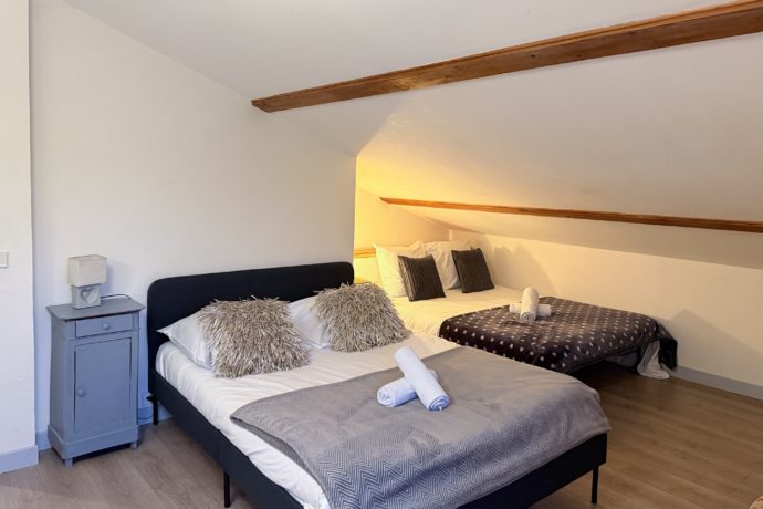 Chambre #5 avec 2 lits doubles (en haut)