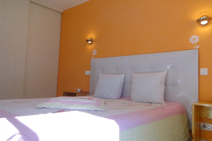 Chambre n°1 : placard intégré.