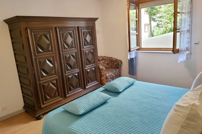 Chambre n°1 : fenêtre avec volet roulant électrique.