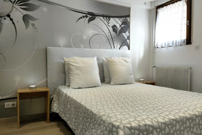 Chambre : lit double (160×200 cm). Fenêtre avec volet roulant électrique.