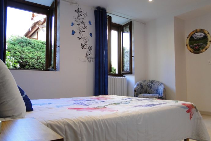 Chambre n°2 : fenêtres avec volets roulants électriques.
