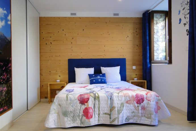 Chambre n°2 : lit double (160×200 cm), placard intégré.