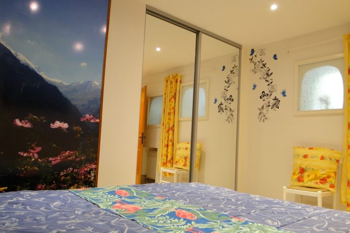 Chambre n°3 : placard intégré avec miroirs. Vitres avec rideaux occultants.