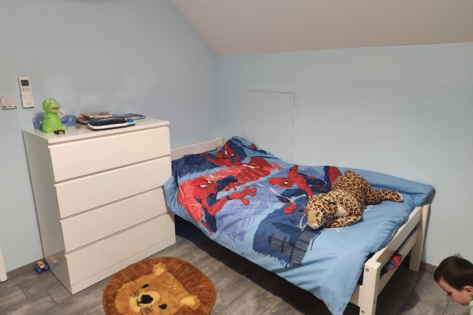 Chambre 3 à l&rsquo;étage lit 90×190 + lit parapluie