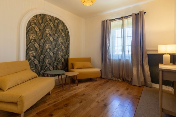 Chambre 3 avec coin salon transformable en 2 lits simples pour 2 enfants