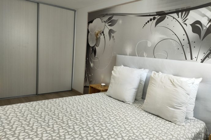 Chambre : placard intégré.