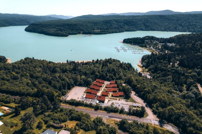 Vue aérienne Les Chalets du Lac de Vouglans