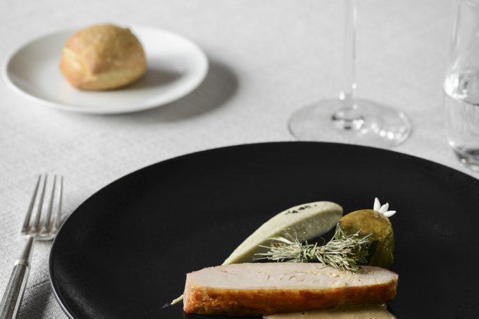 Blanc de pintade roti, laitue braisée et sauce au foin de Bonlieu